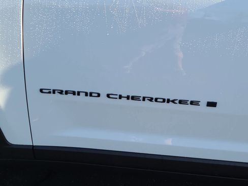 New 2025 Jeep Grand Cherokee Altitude image 15