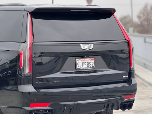Used 2024 Cadillac Escalade V w/ LPO, ONYX Package image 9