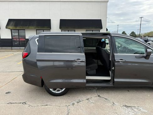 Used 2019 Chrysler Pacifica Touring Plus w/ Tire & Wheel Group FWD image 25