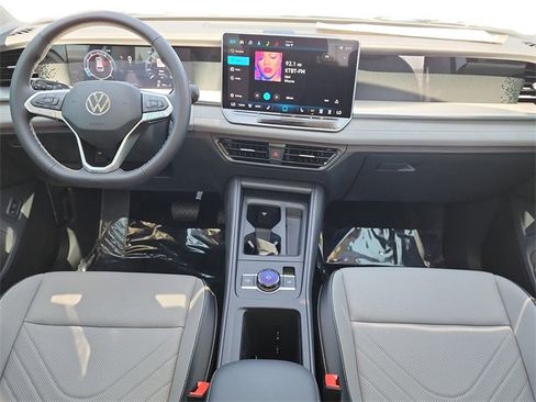 New 2025 Volkswagen Tiguan SE image 18