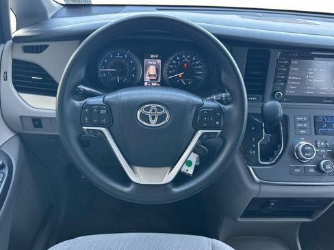Certified 2018 Toyota Sienna LE FWD image 14
