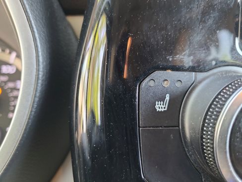 Used 2020 Toyota Highlander XLE image 31