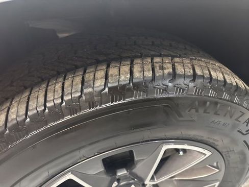 Used 2021 Chevrolet Tahoe Z71 w/ Z71 Off-Road Package image 39