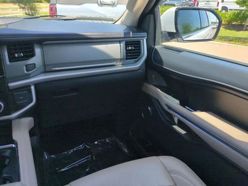 Used 2024 Ford Expedition XLT RWD image 17