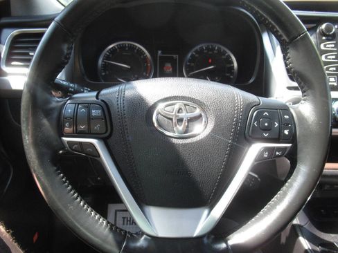 Used 2017 Toyota Highlander Limited AWD/4WD image 30
