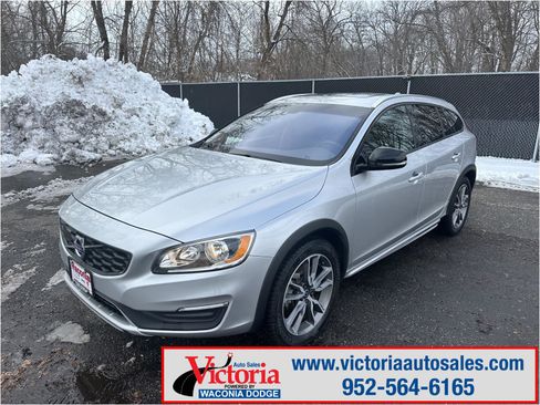 Used 2017 Volvo V60 T5 Cross Country w/ Convenience Package image 1
