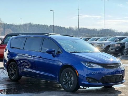 Used 2020 Chrysler Pacifica Touring-L w/ Advanced Safetytec Group image 38
