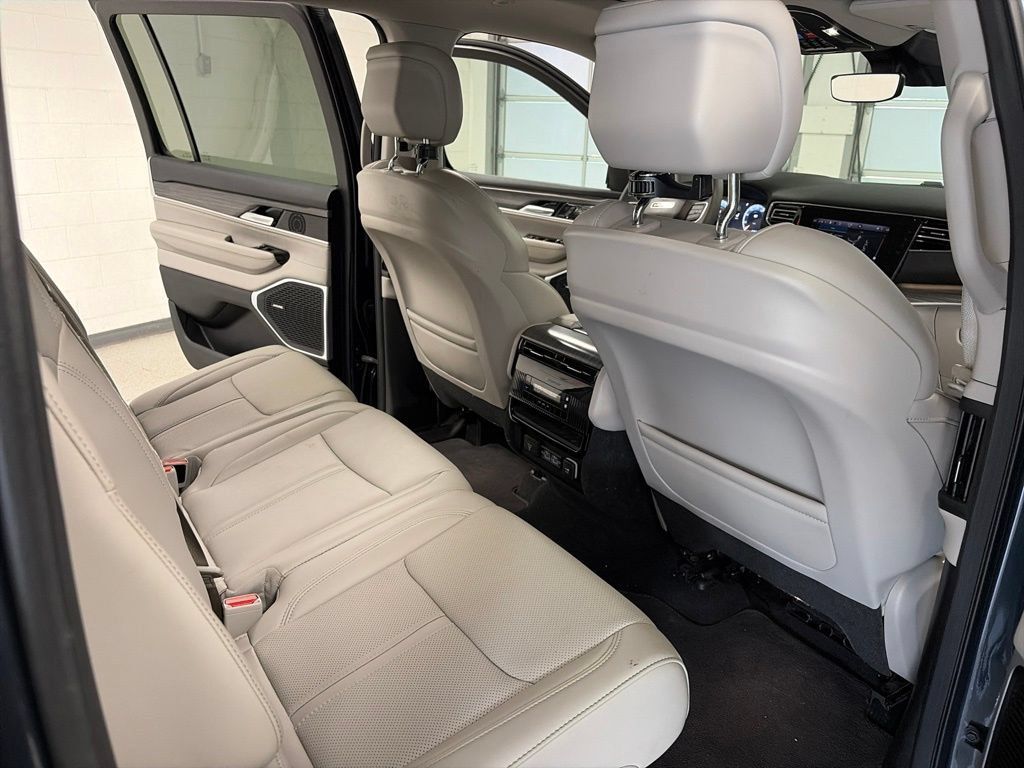 Used 2023 Jeep Wagoneer Series II w/ Premium Group I AWD/4WD image 6
