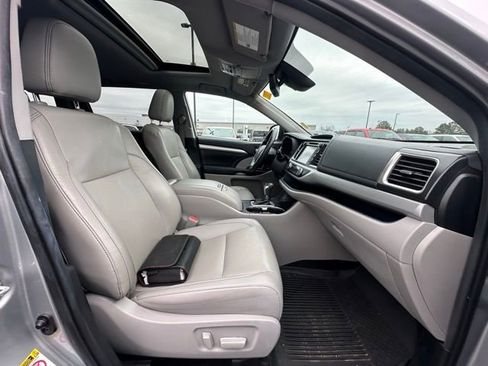 Used 2019 Toyota Highlander XLE image 30