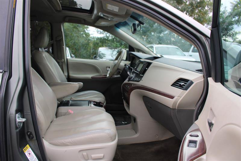 Used 2013 Toyota Sienna XLE FWD image 11