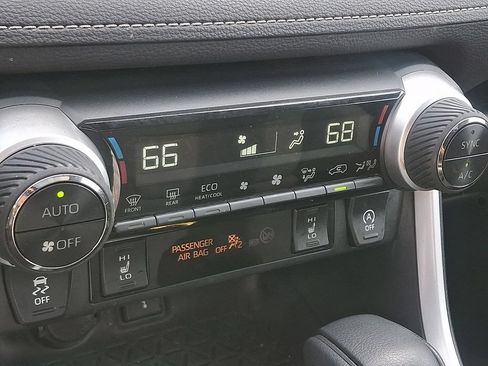 Used 2020 Toyota RAV4 XLE w/ Convenience Package AWD/4WD image 17