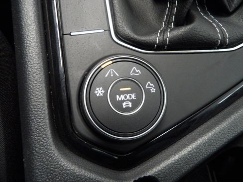 Used 2023 Volkswagen Taos SE w/ Panoramic Sunroof Package AWD/4WD image 33