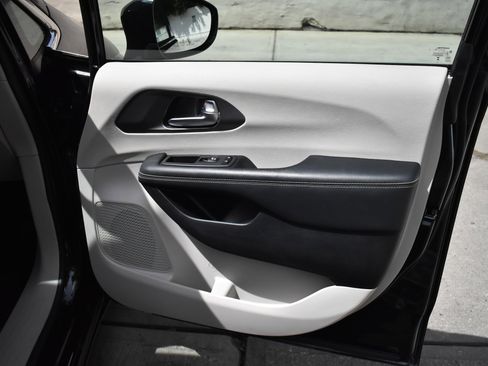 Used 2024 Chrysler Pacifica Touring-L FWD image 26