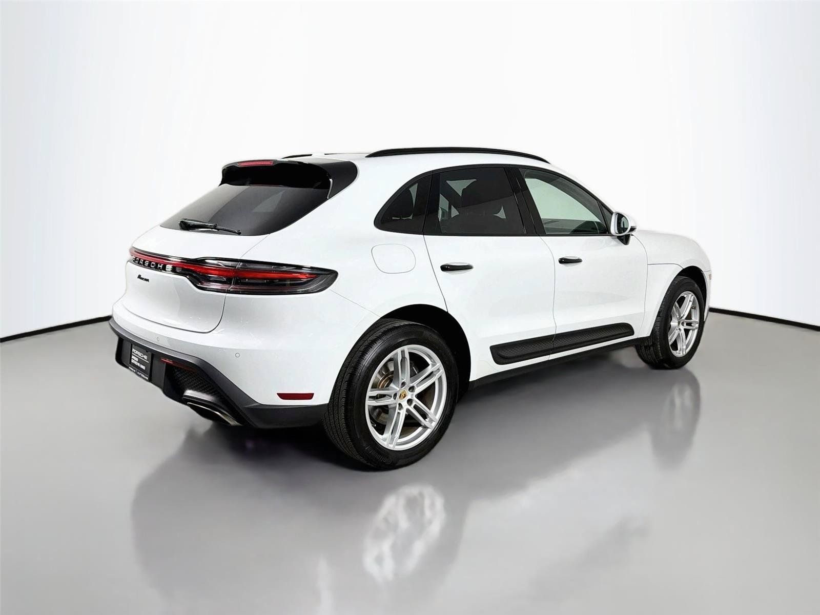 Certified 2022 Porsche Macan AWD/4WD image 7