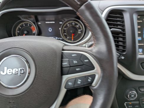 Used 2018 Jeep Cherokee Overland w/ Technology Group image 16