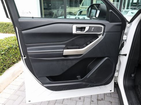 Used 2022 Ford Explorer XLT w/ Equipment Group 202A image 11