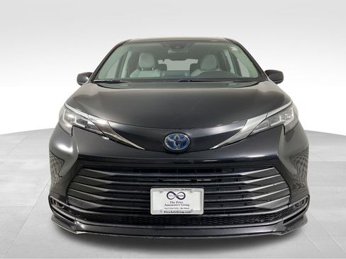 Used 2023 Toyota Sienna LE AWD/4WD image 3