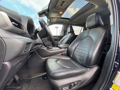 Used 2023 Toyota Highlander XLE AWD/4WD image 5