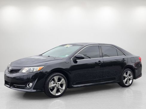 Used 2014 Toyota Camry SE image 1