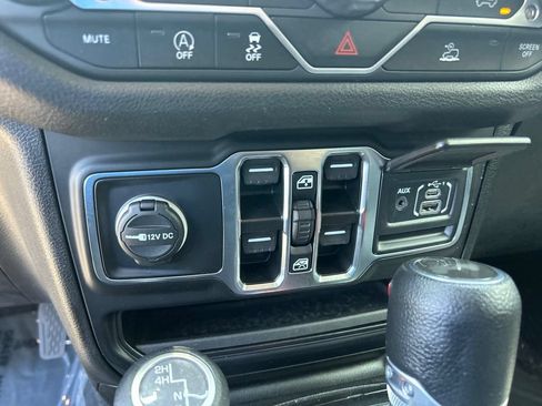 Used 2024 Jeep Wrangler Unlimited Sport AWD/4WD image 39