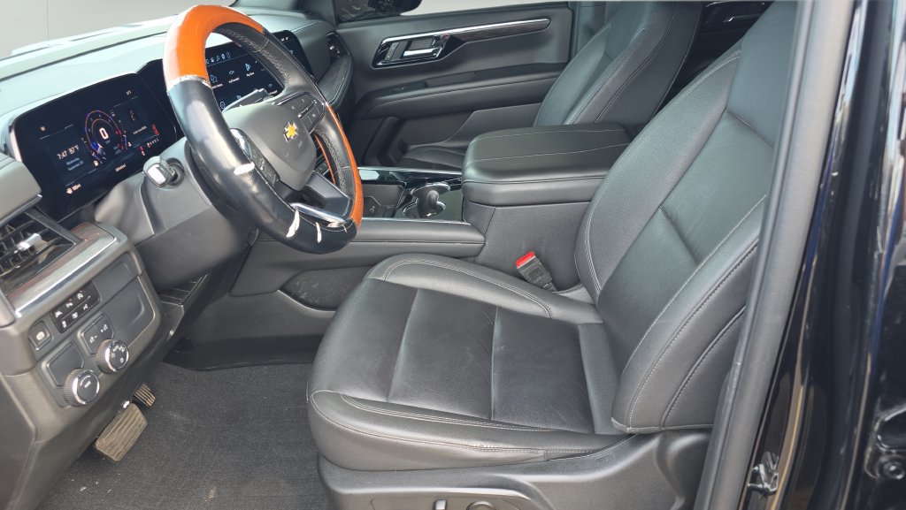 Used 2025 Chevrolet Suburban LT RWD image 17