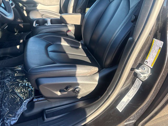 Used 2025 Chrysler Pacifica Select FWD image 15