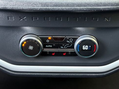 Used 2025 Ford Expedition Platinum image 12