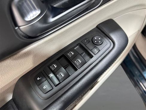 Used 2023 Chrysler Pacifica Touring-L w/ Uconnect Theater Family Group FWD image 31