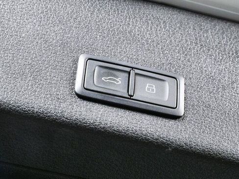 Used 2023 Audi e-tron Premium Plus w/ Premium Plus Package AWD/4WD image 30