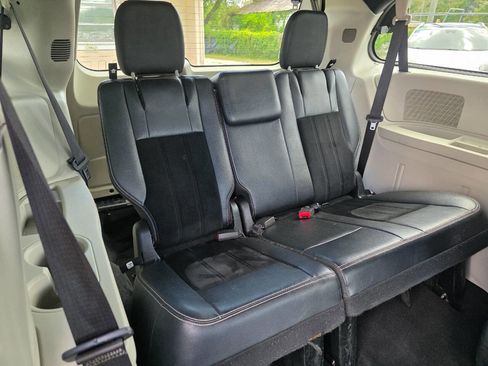 Used 2017 Dodge Grand Caravan SXT image 12