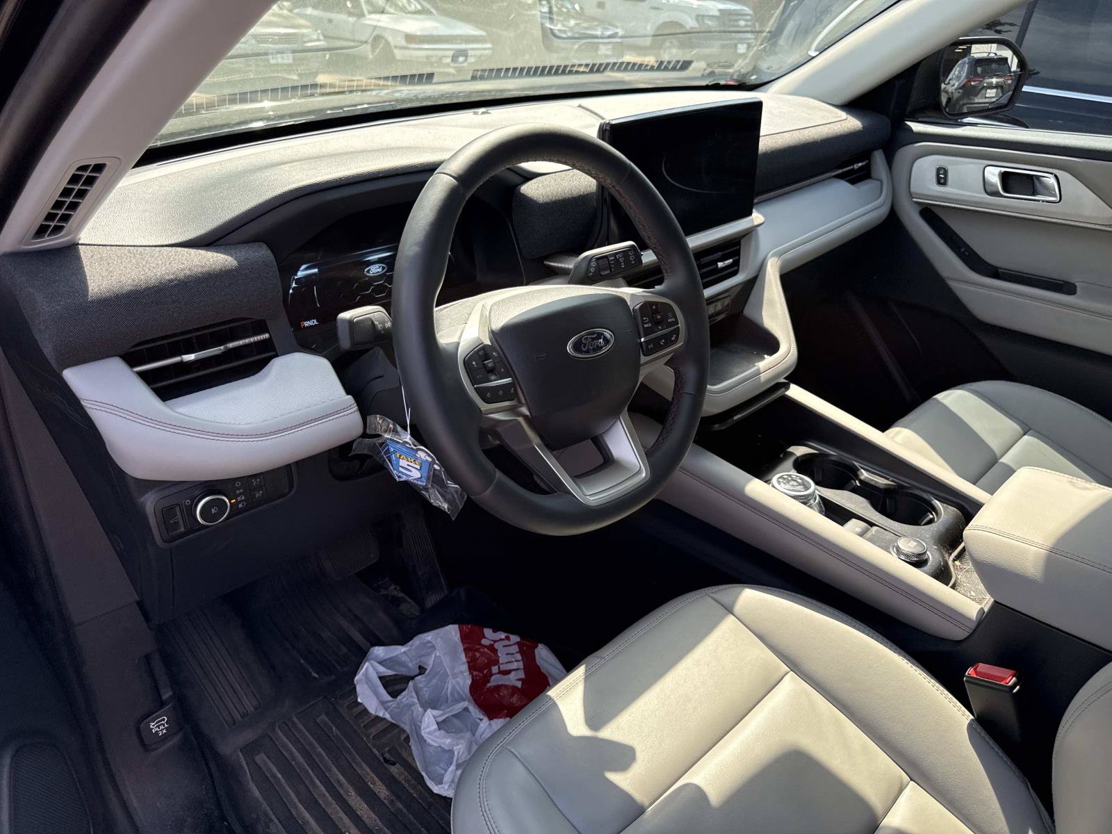 Used 2025 Ford Explorer Active w/ Active Comfort Package RWD image 4