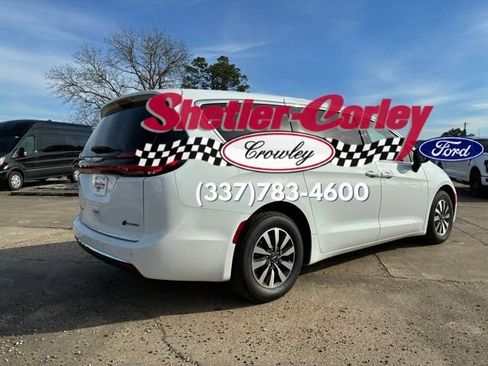 Used 2023 Chrysler Pacifica Touring-L image 6