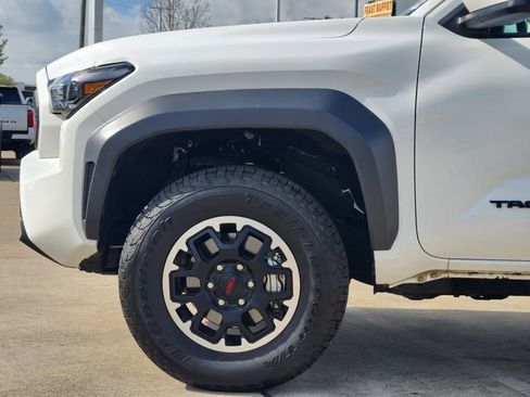 Certified 2025 Toyota Tacoma TRD Off-Road AWD/4WD image 8