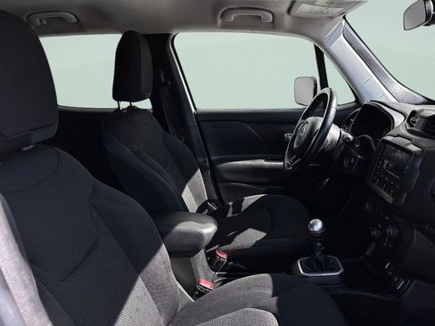 Used 2018 Jeep Renegade Altitude w/ UConnect 8.4 Nav Group FWD image 33