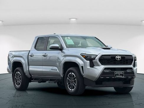 Used 2024 Toyota Tacoma TRD Sport AWD/4WD image 9