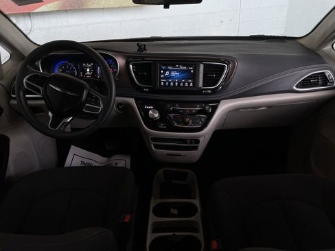 Used 2018 Chrysler Pacifica L image 23