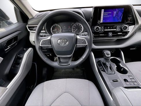 Used 2023 Toyota Highlander LE image 12