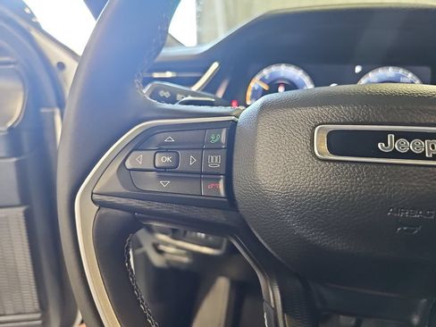 Used 2023 Jeep Grand Cherokee Altitude AWD/4WD image 16
