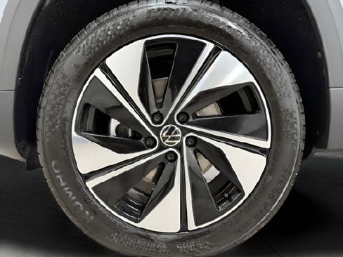 Used 2025 Volkswagen Taos SE image 27