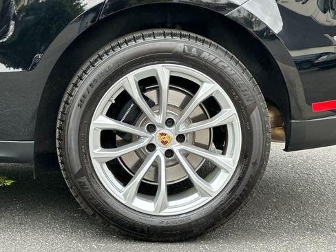 Certified 2025 Porsche Macan AWD/4WD image 30