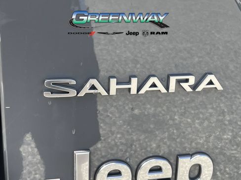 Used 2018 Jeep Wrangler Unlimited Sahara AWD/4WD image 10