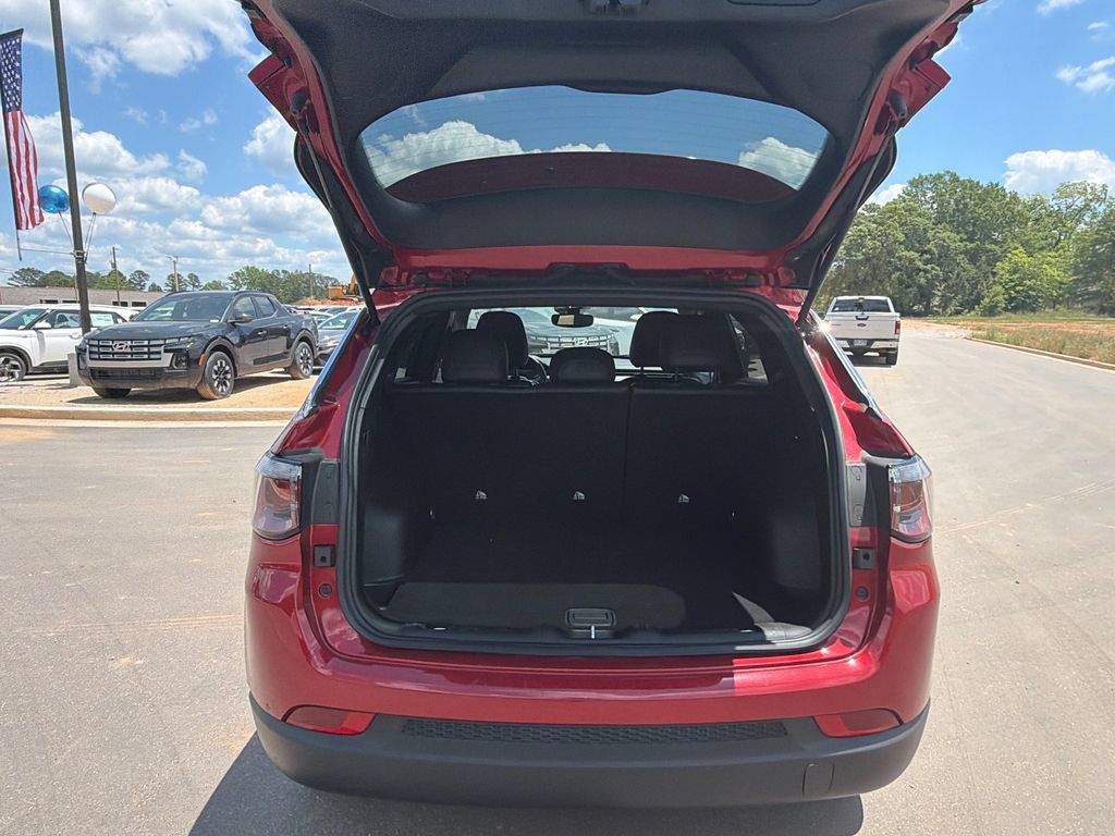 Used 2025 Jeep Compass Latitude AWD/4WD image 18