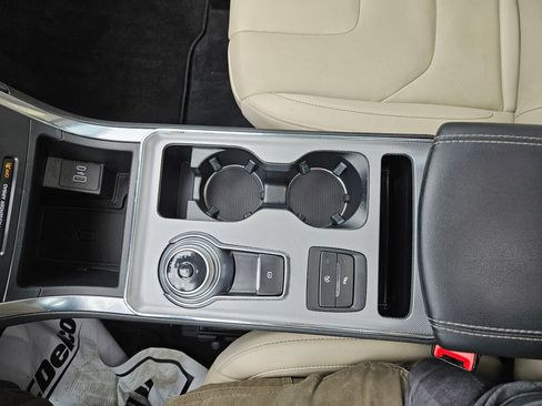 Used 2022 Ford Edge Titanium w/ Equipment Group 301A AWD/4WD image 17