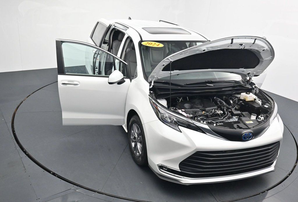 Used 2024 Toyota Sienna XLE FWD image 39