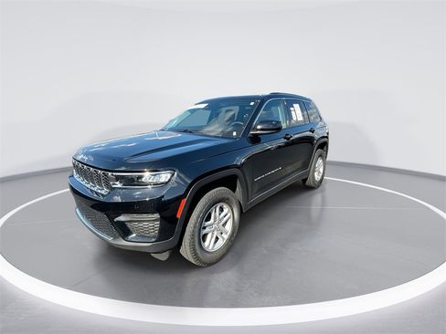 Used 2023 Jeep Grand Cherokee Laredo image 4