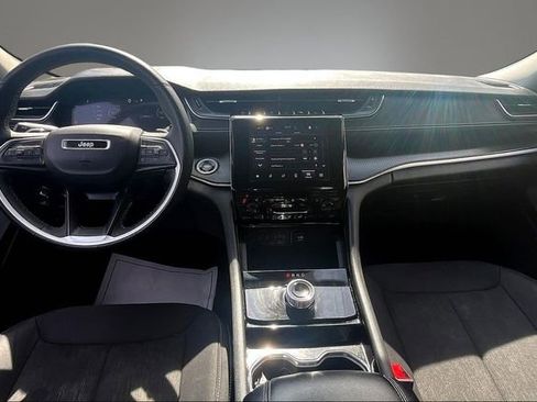Used 2023 Jeep Grand Cherokee Laredo AWD/4WD image 7