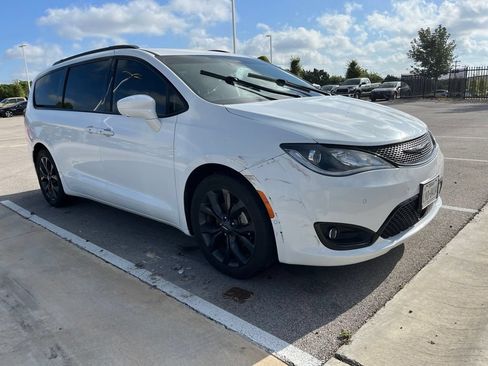 Used 2018 Chrysler Pacifica Touring-L w/ Advanced Safetytec Group FWD image 2