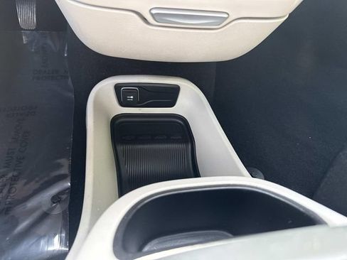Used 2024 Chrysler Pacifica Touring-L FWD image 25