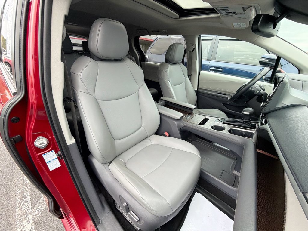 Used 2021 Toyota Sienna XLE AWD/4WD image 32