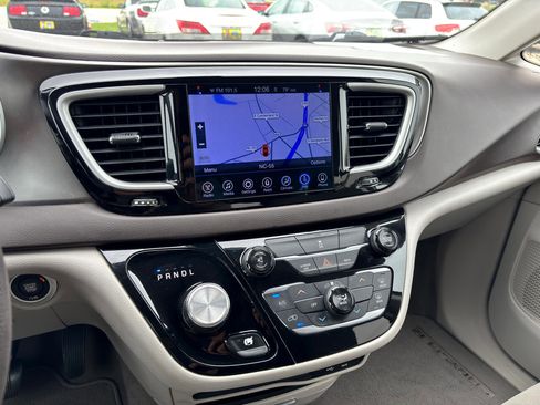Used 2017 Chrysler Pacifica Touring w/ Tire & Wheel Group image 15